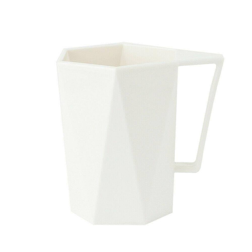 Becher aus Kunststoff, geometrisch - weiß