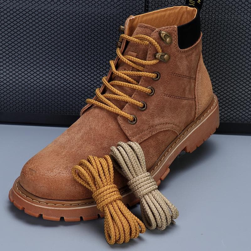 Martin High-Top Leder Militärstiefel: Britische Freizeit-Arbeitskleidung mit runden schwarzen und weißen Schnürsenkeln. 80cm weiß