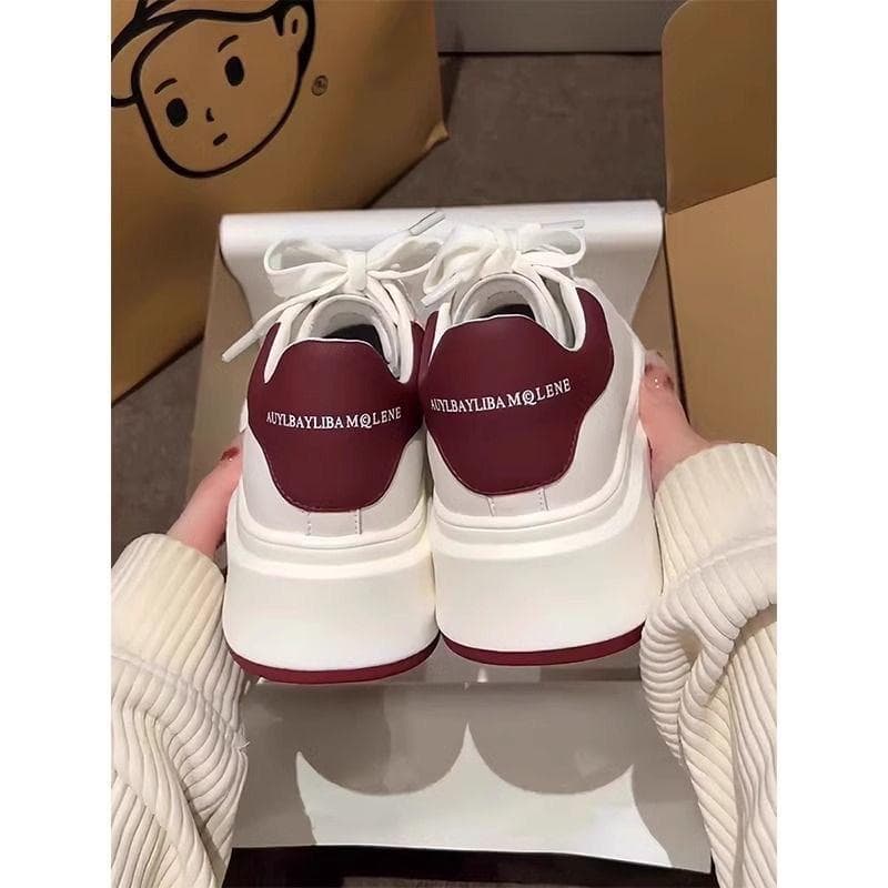 McQueen kleine weiße Schuhe Damen 2025 Frühling und Herbst neue Muffin dicke Sohle Höhenerhöhung kleine vielseitige Board-Schuhe cm weiß