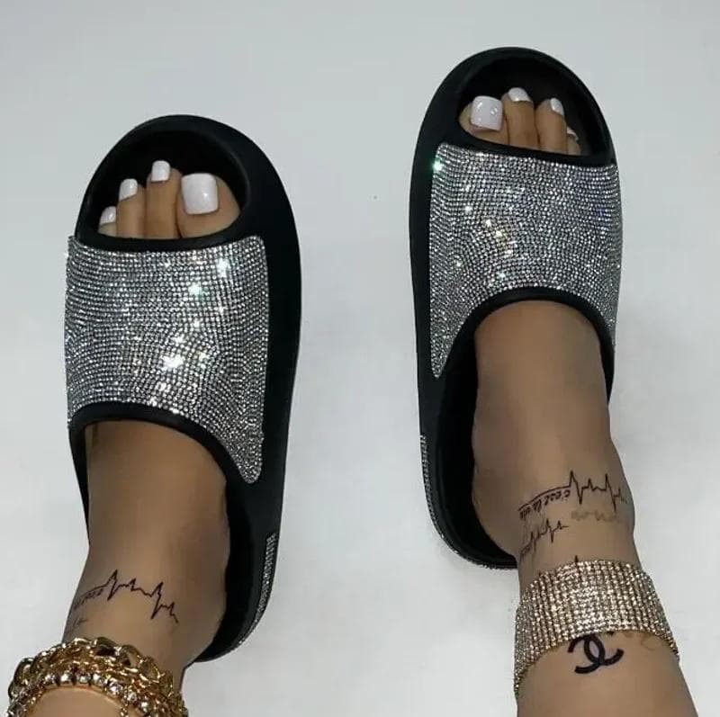 Modische Luxus-Hausschuhe für Damen mit Diamant-Gesicht 2024 Neue Mode Sandalen mit dicker Unterseite Outdoor Rutschfeste Strand-Hausschuhe Sandalen
