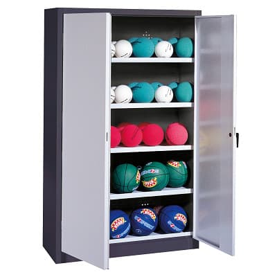C+P Ballschrank mit Vollblech-Flügeltüren (Typ 3), HxBxT 195x150x50 cm, Lichtgrau (RAL 7035), Ergo-Lock Muldengriff, Anthrazit (RAL 7021),