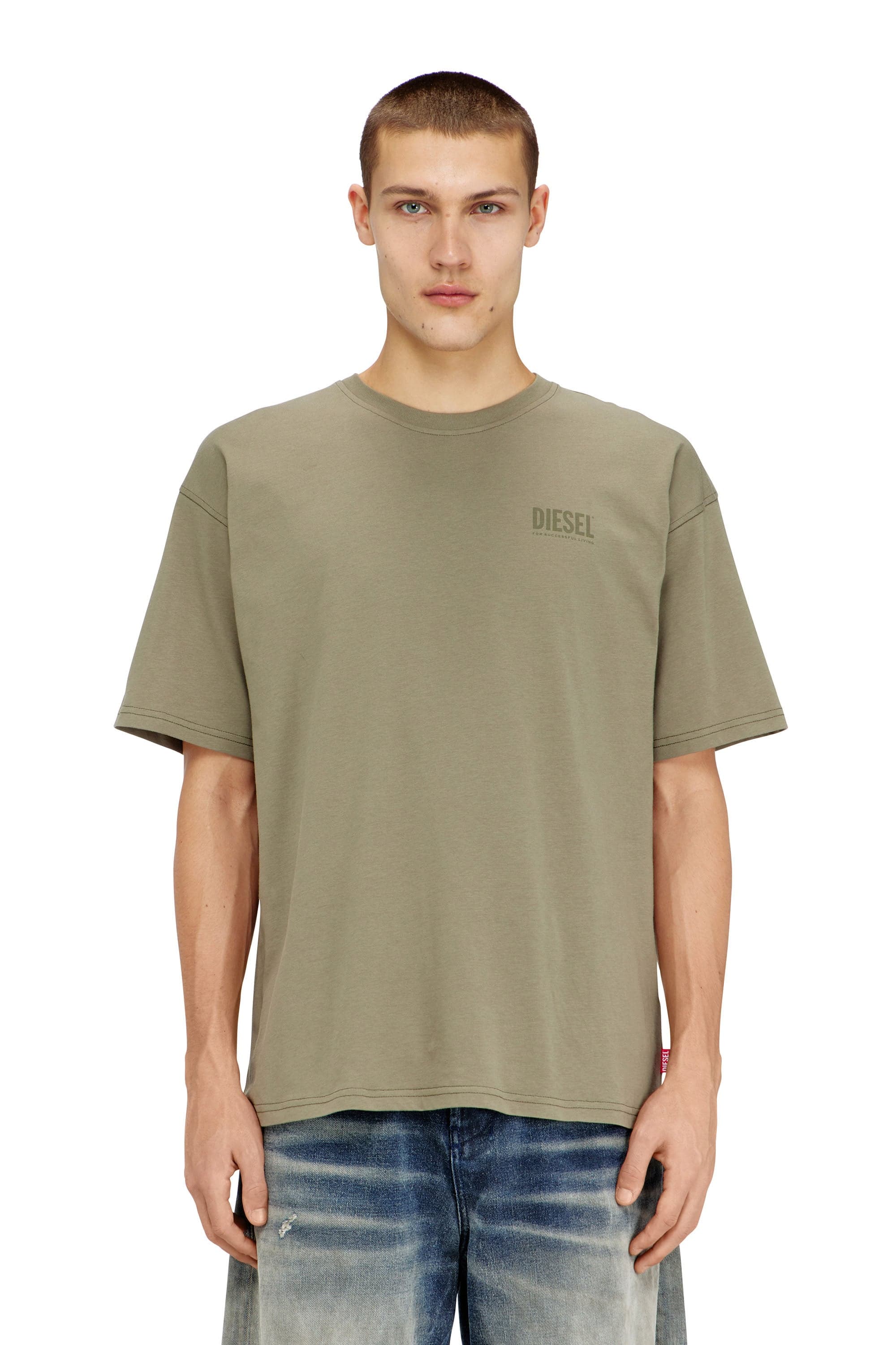 Diesel - Locker geschnittenes T-Shirt mit Camouflage-Print auf dem Rücken - T-Shirts - Herren - Grün