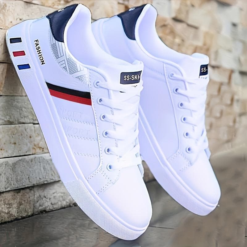 Herren-Sneaker zum Schnüren – Weiß mit blauem und rotem Streifendesign, atmungsaktives Obermaterial aus PU, strapazierfähige Sohle aus PVC,