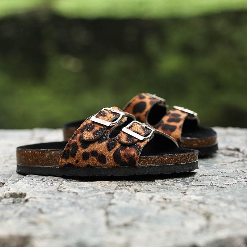 Mode für Frühling, Sommer und Herbst 2025, Kinder-Eltern-Kind-Modelle, weiche und coole Ein-Wort-Slipper für Jungen, Strandschuhe für trendige