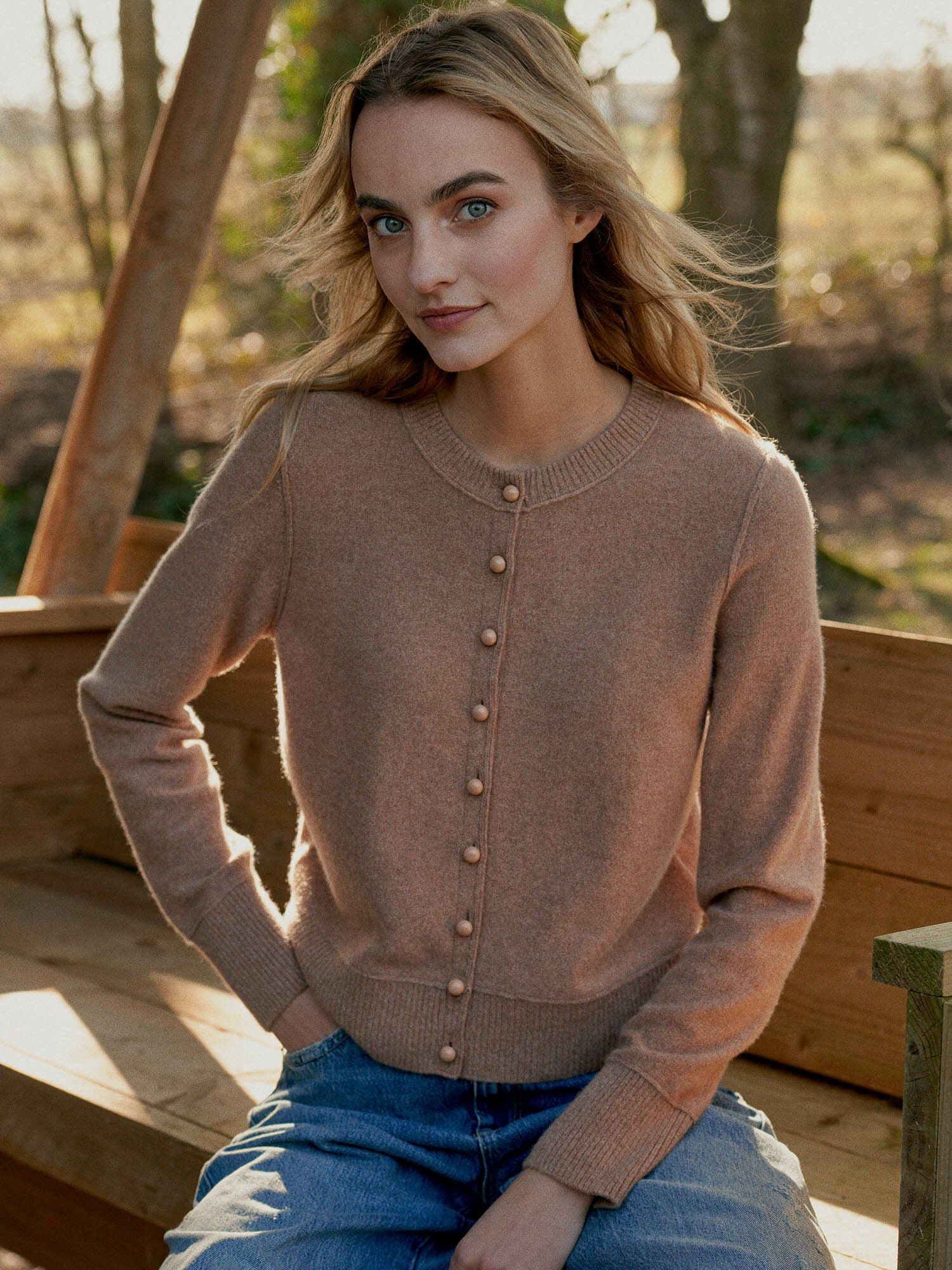 Kurze Strickjacke aus Bio-Kaschmir mit Perlenknöpfen