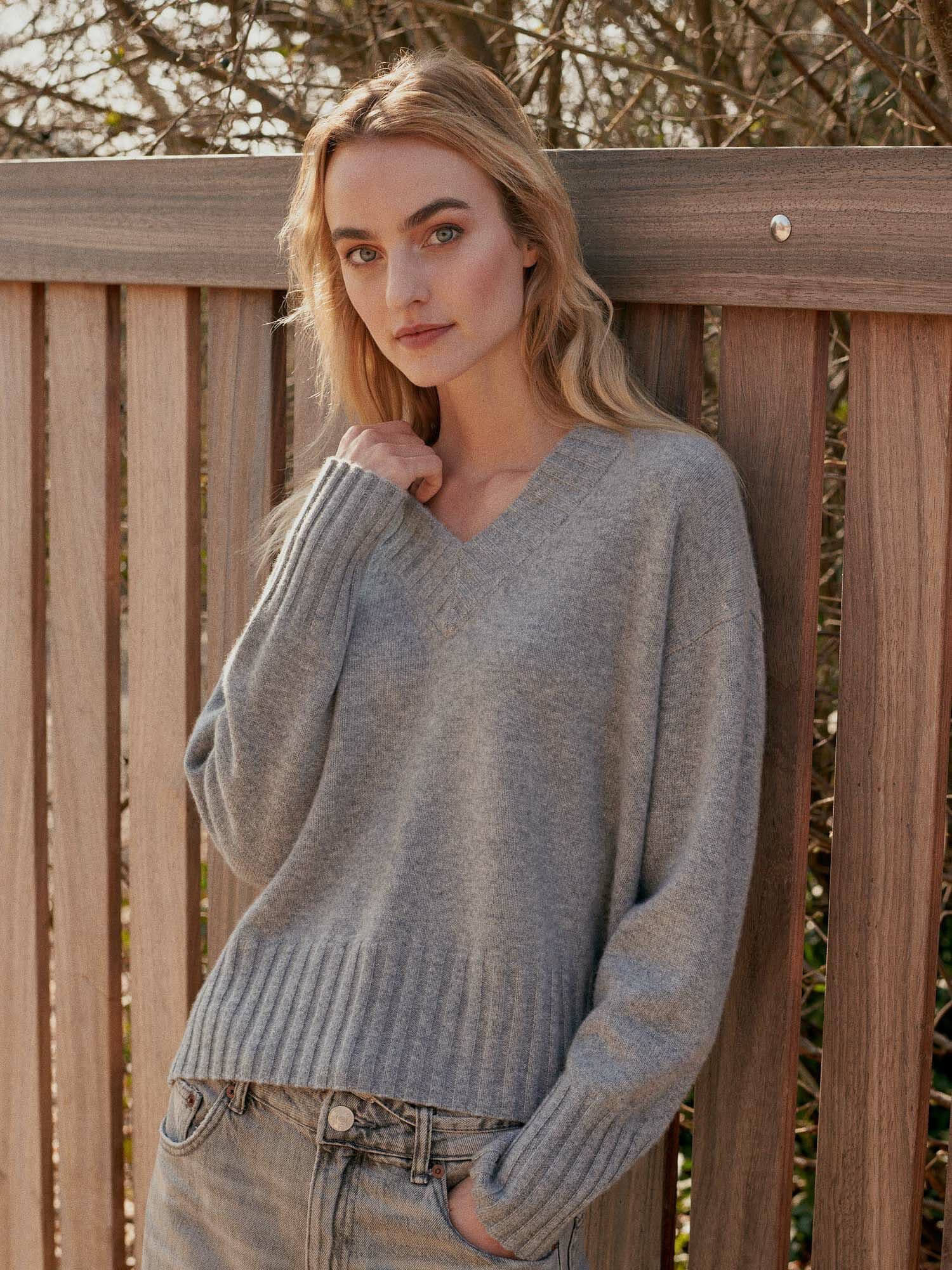 Weicher Bio-Kaschmirpullover mit V-Ausschnitt